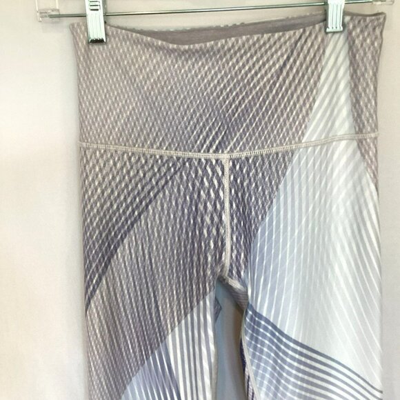 WITH Peloton Collab Leggings Quick Dry Sz Medium 7/8 Length in Gray Blue White - Picture 2 of 7